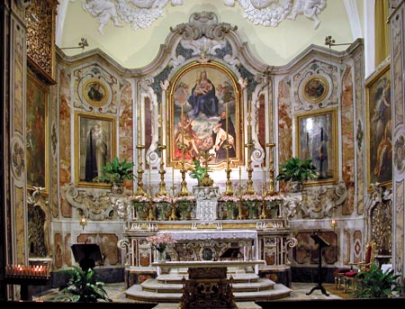 http://www.virtualsorrento.com/risorse/images/arti/chiese_monumenti/sm_grazie-altare.jpg
