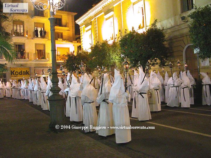 Sorrento - La Processione bianca del Venerd Santo (Copyright 2004 Giuseppe Ruggiero)