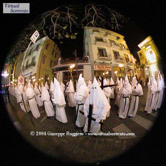 Sorrento - La Processione bianca del Venerd Santo (Copyright 2004 Giuseppe Ruggiero)